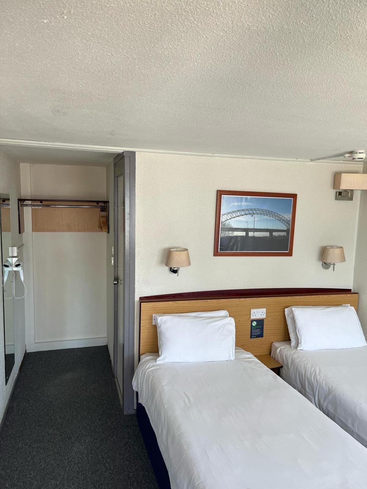 Campanile Hotel Ранкорн Экстерьер фото